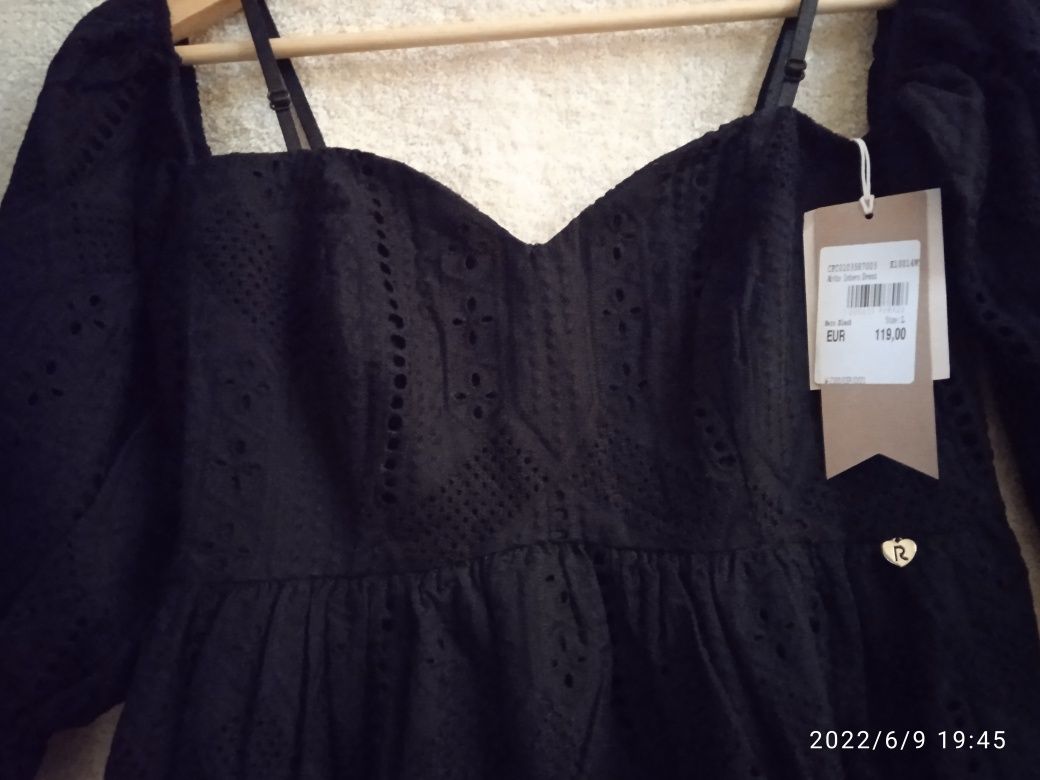 Vestido preto, todo em bordado inglês, da Rinascimento