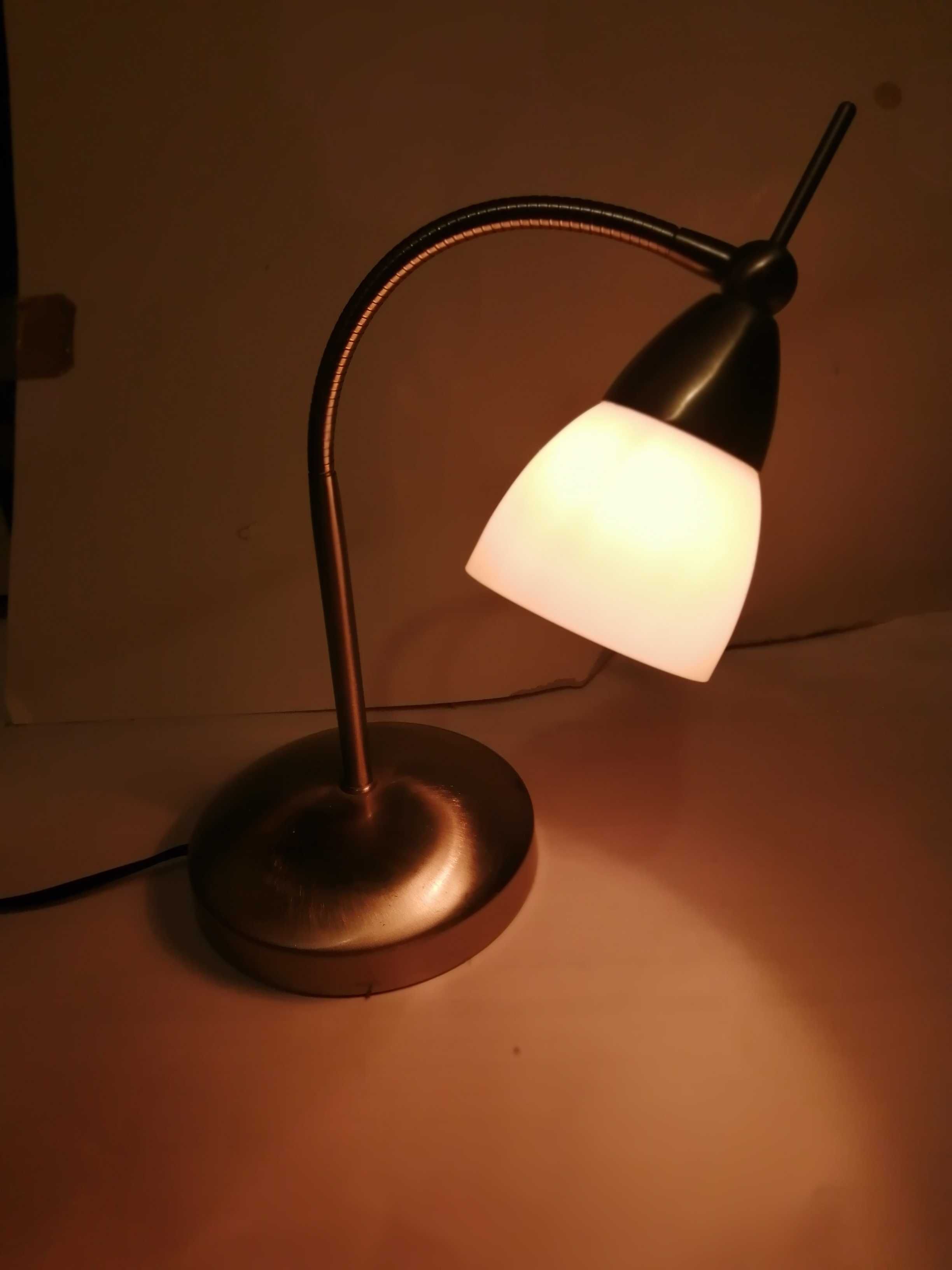 Lampka zapala się na dotyk z kloszem