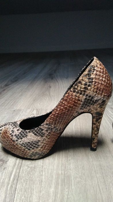 Sapatos de senhora de salto alto