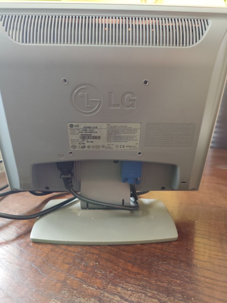 Monitor  LG com cabos