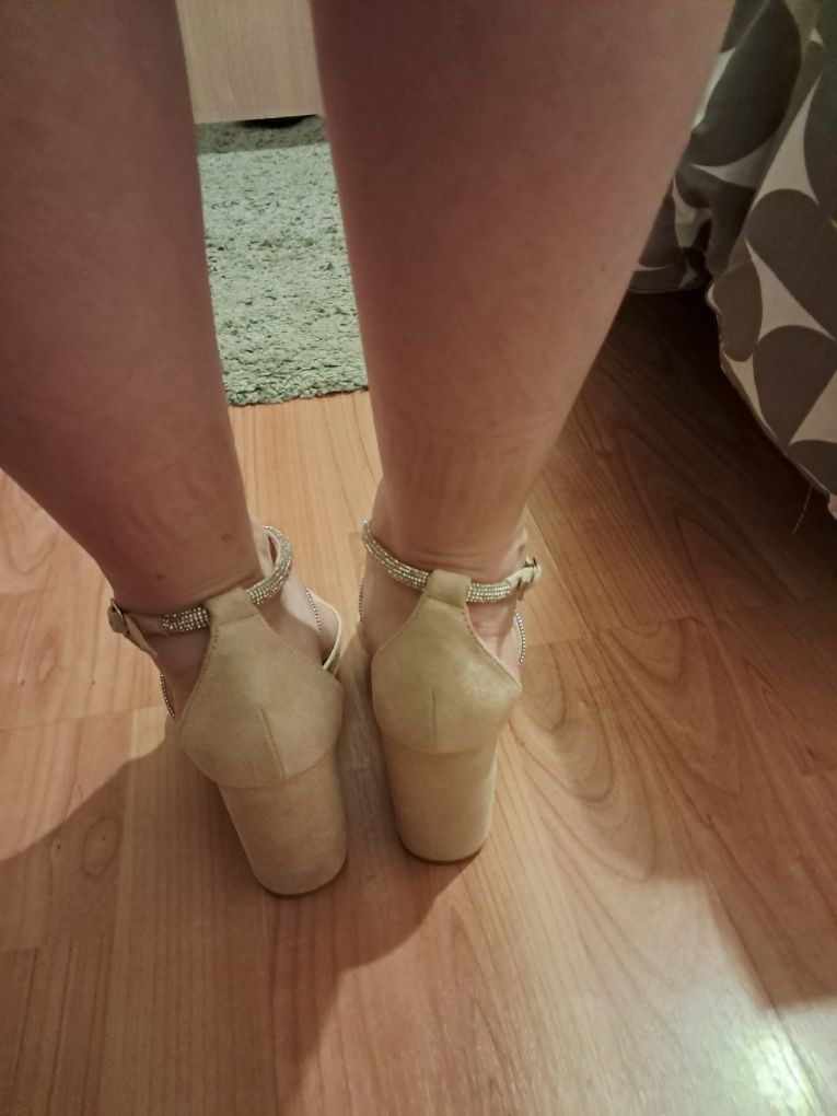 Sapatos abertos novos, elegantissimos