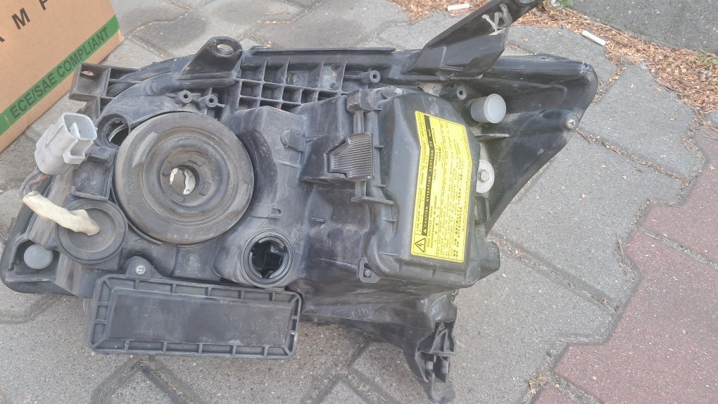 Lampy przednie avensis T25