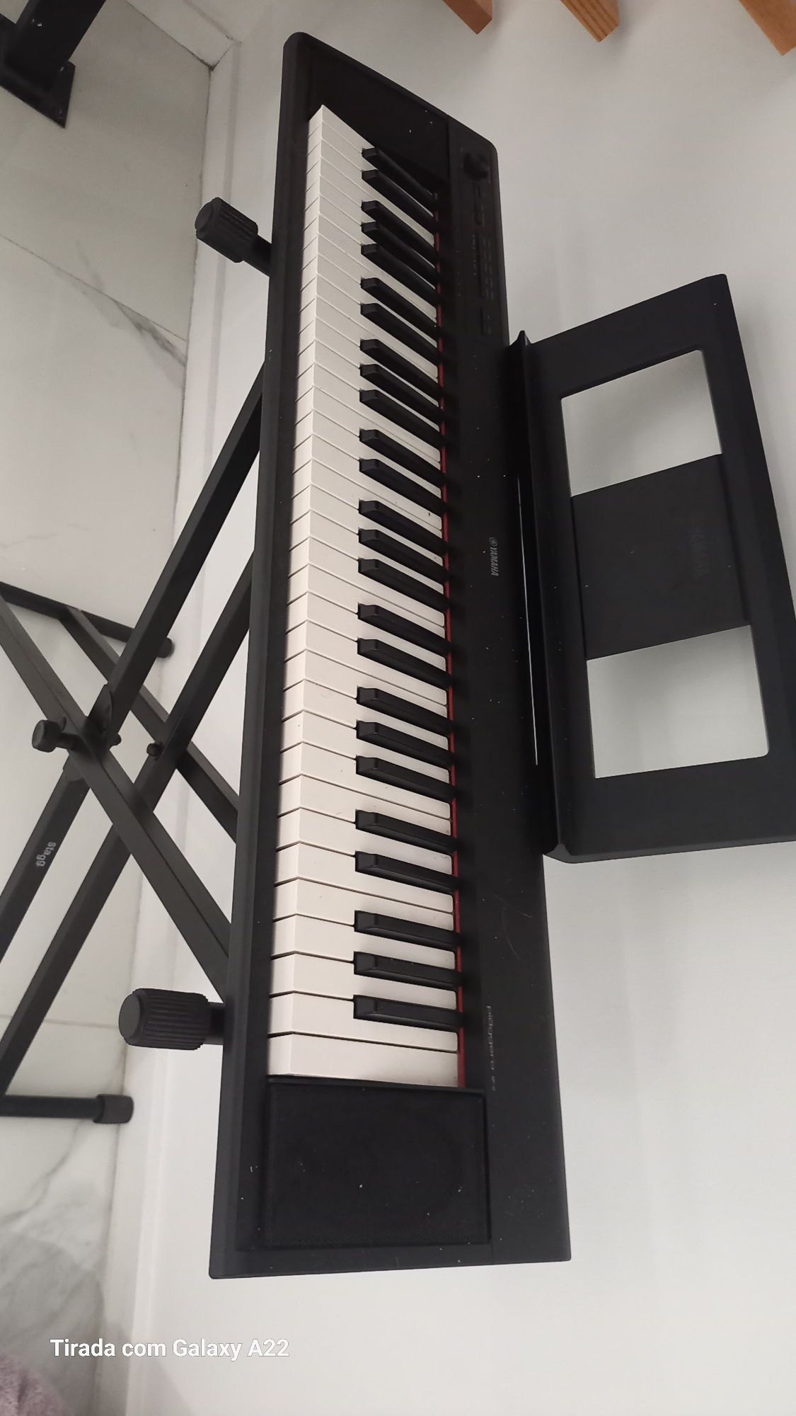 Piano como novo e mesa de apoio