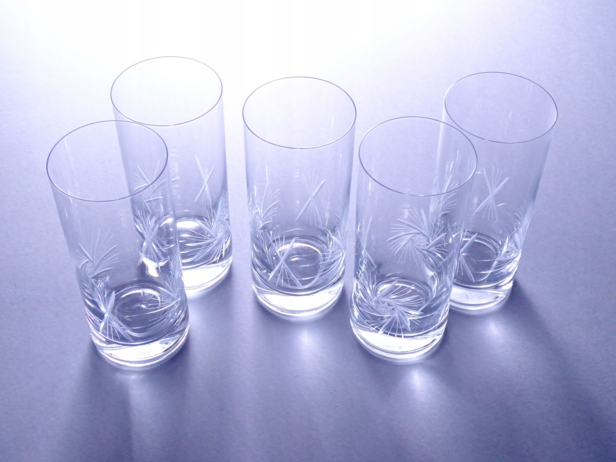 piękne szklifowane szklanki kryształowe