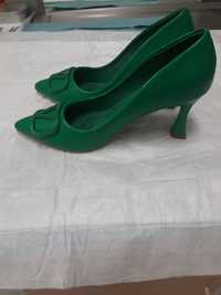 Sapatos de cor verde