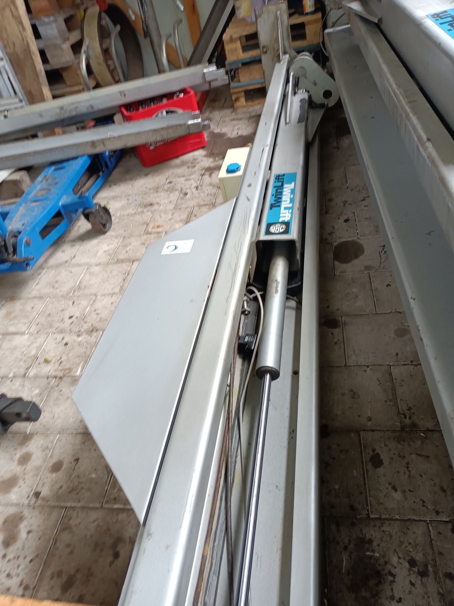 Podnośnik dwukolumnowy hydrauliczny