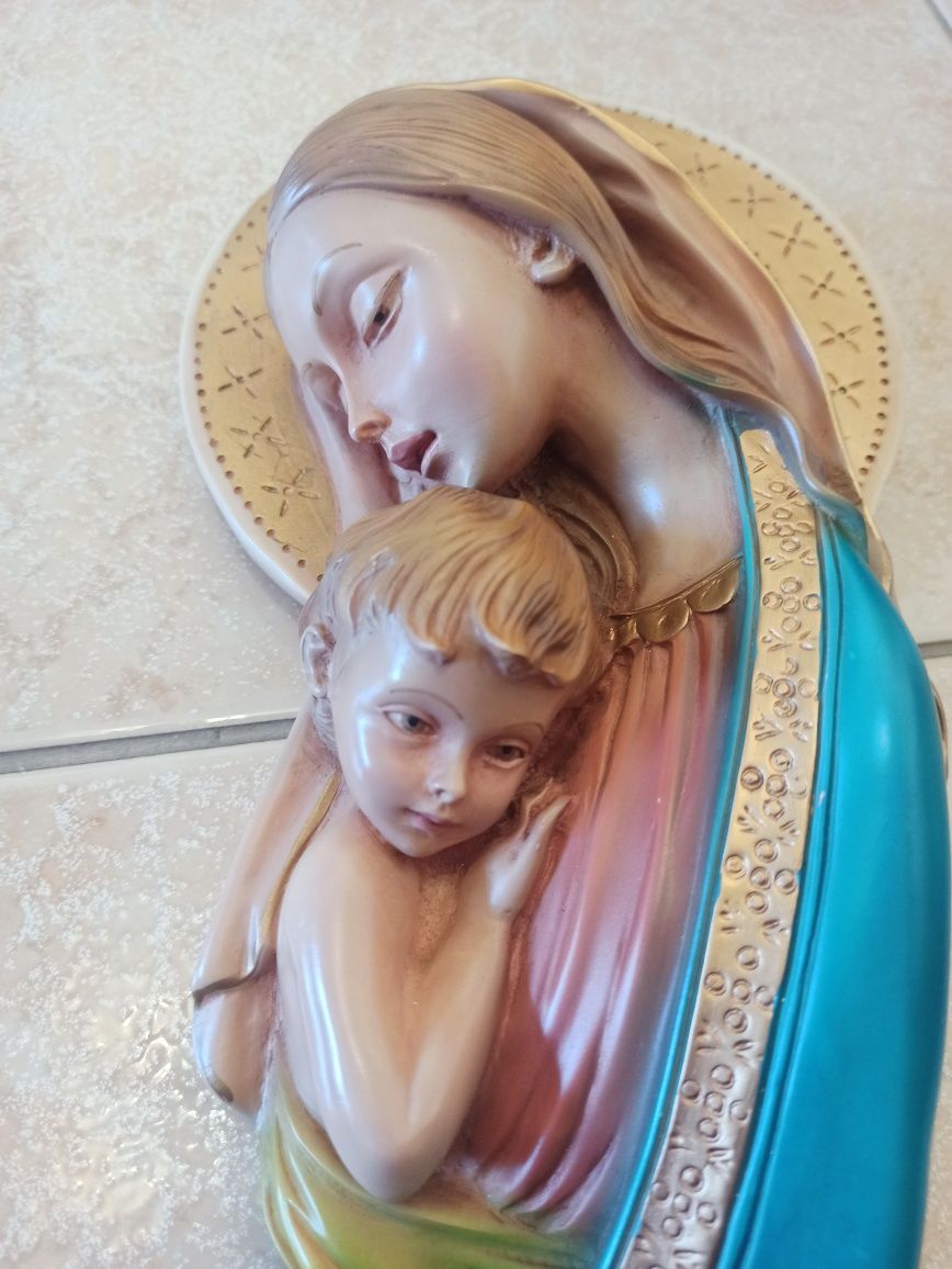Figura religiosa de Virgem Maria e menino Jesus