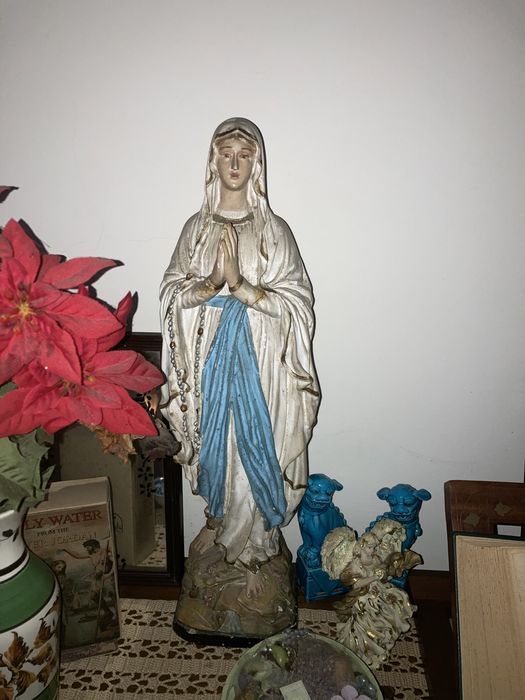 Peças de decoração antiga e ligadas à religião