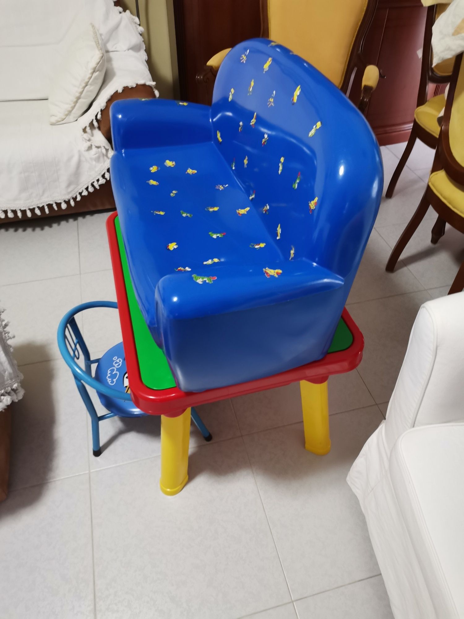 Mesa e sofá  de criança