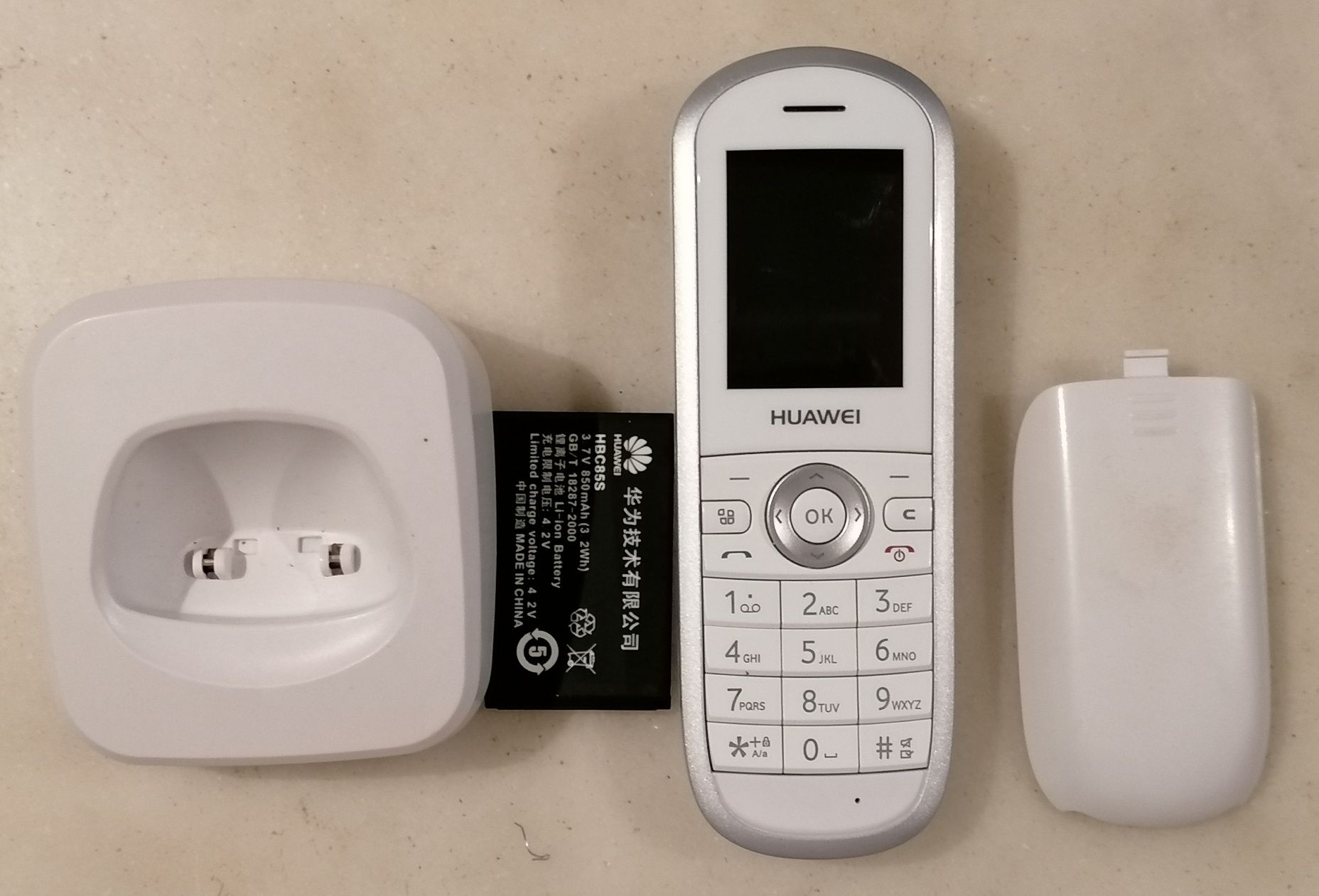 Telefones sem fios Vodafone Huawei em branco ou da NOS em preto