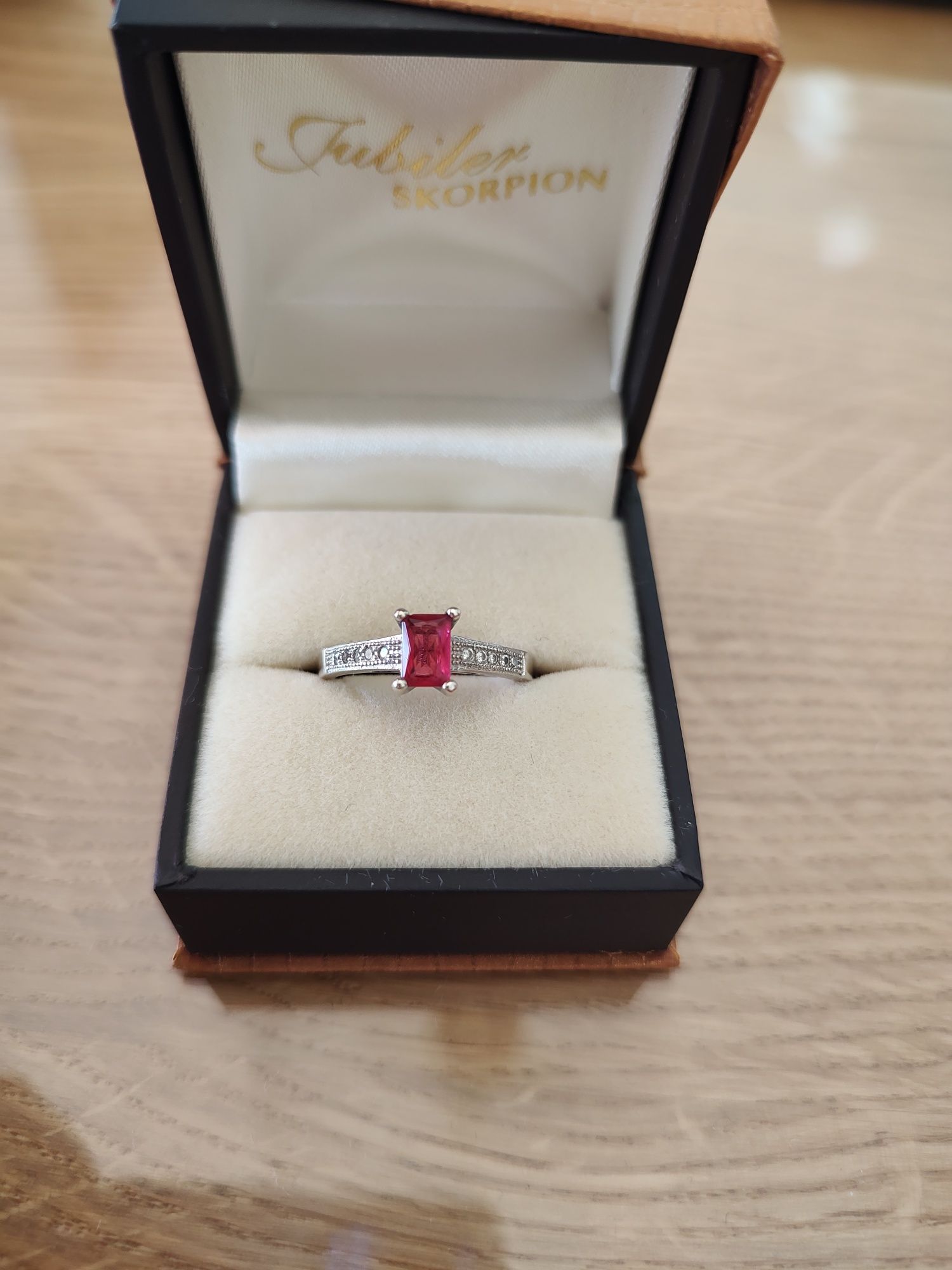 Srebrny pierścionek z różowym oczkiem zaręczynowy