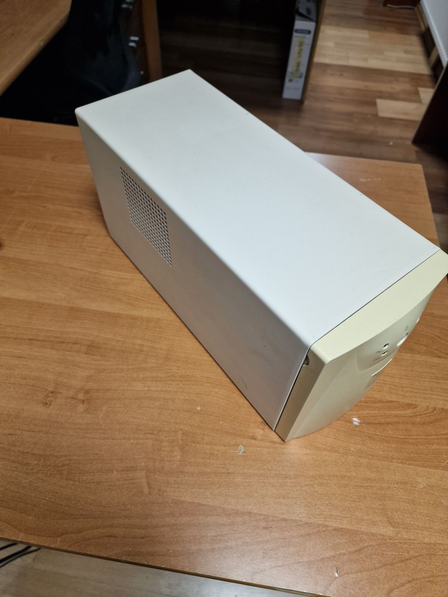 UPS zasilacz awaryjny 950W APC BackUps PRO 1400