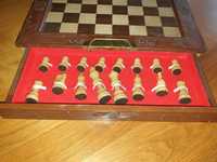 Stylowe szachy drewniane ze zdobieniami
