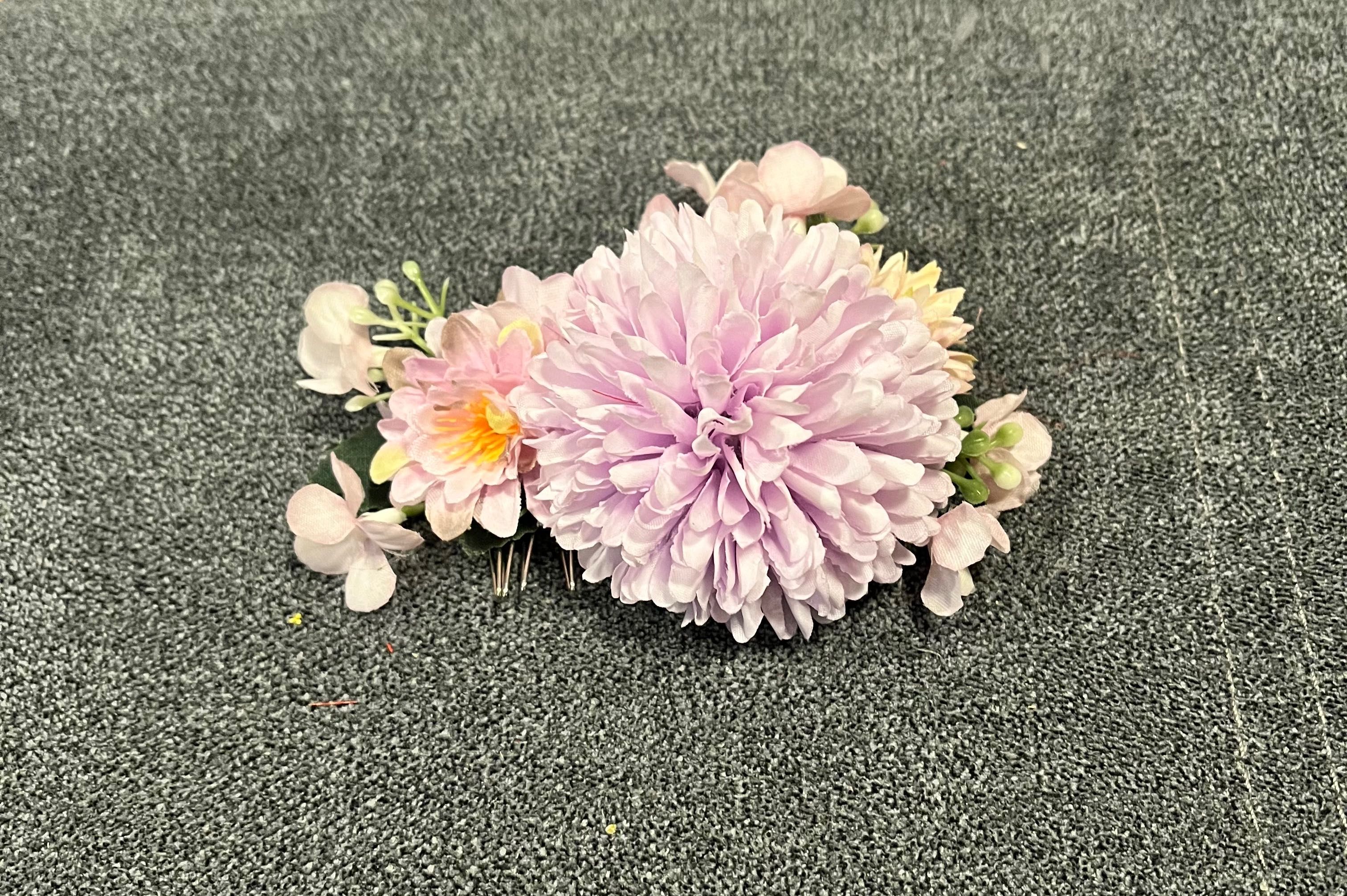 Fioletowa spinka grzebień kwiaty fioletowe pinup retro