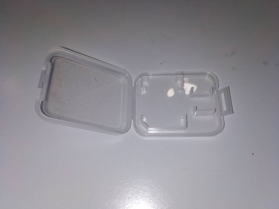 Cartões de memória: 2 SDHC, 1 MicroSD, 3 adaptadores e 1 caixa