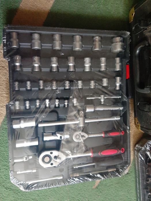 Большой набор инструментов в чемодане на колесах