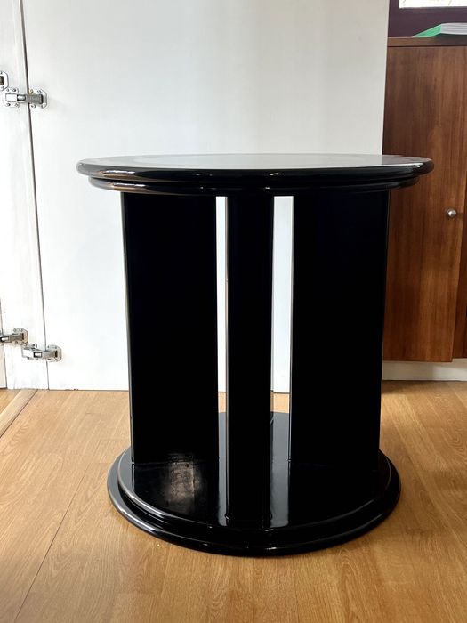 Mesa preta lacada com design dos anos 80