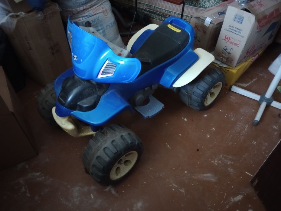 Дитячий електромобіль