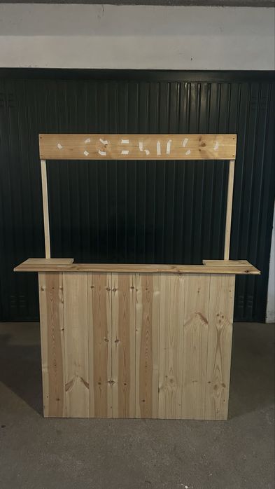 Bancada de madeira para sessões fotográficas ou festas