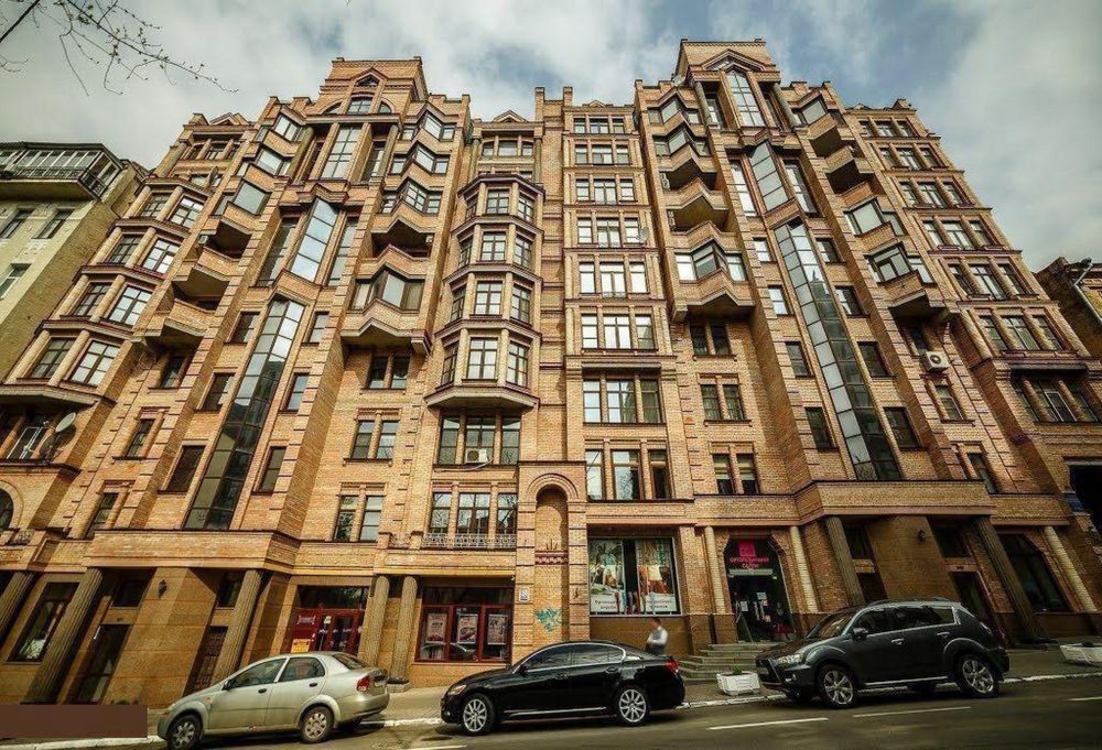 4-кімнатна квартира з ремонтом, на Золотих Воротах! Вул. Гончара, 26