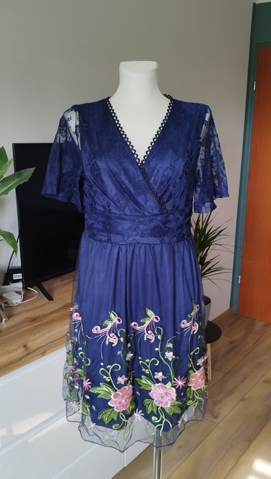 Granatowa sukienka elegancka w kwiaty z delikatną koronką rozmiar L
