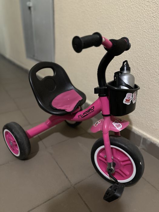 Дитячий триколісний велосипед з кошиком спереду та пляшкою для води