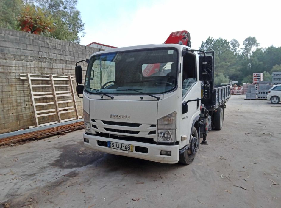 Camião ISUZO tribasculante com grua, 56.400km