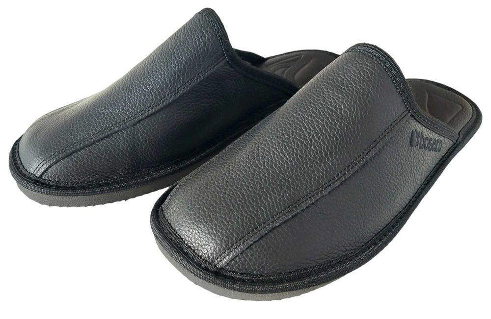 Pantofle męskie domowe ze skóry w kolorze czarnym z zakrytymi palcami.
