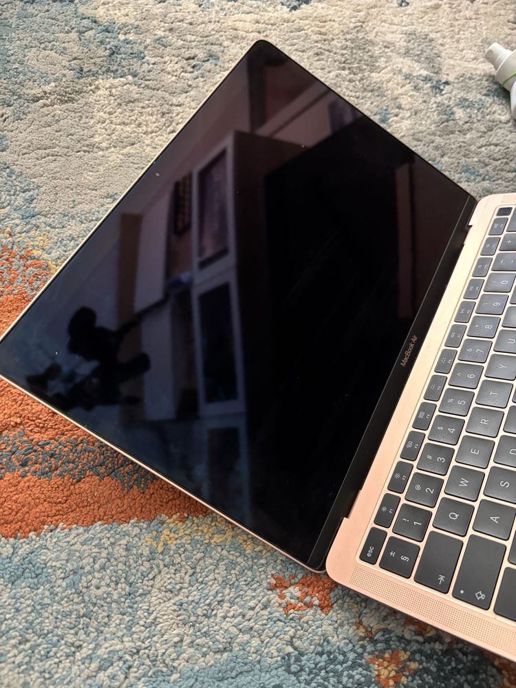 Macbook air różowy 2019 różowe złoto dla prawnika stan igła