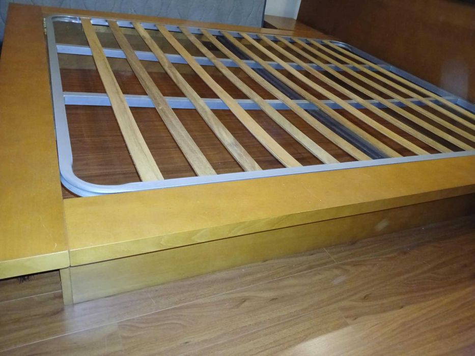 Quarto Completo - King Size LEDs, Mesinhas de Cabeceira e Camiseiro