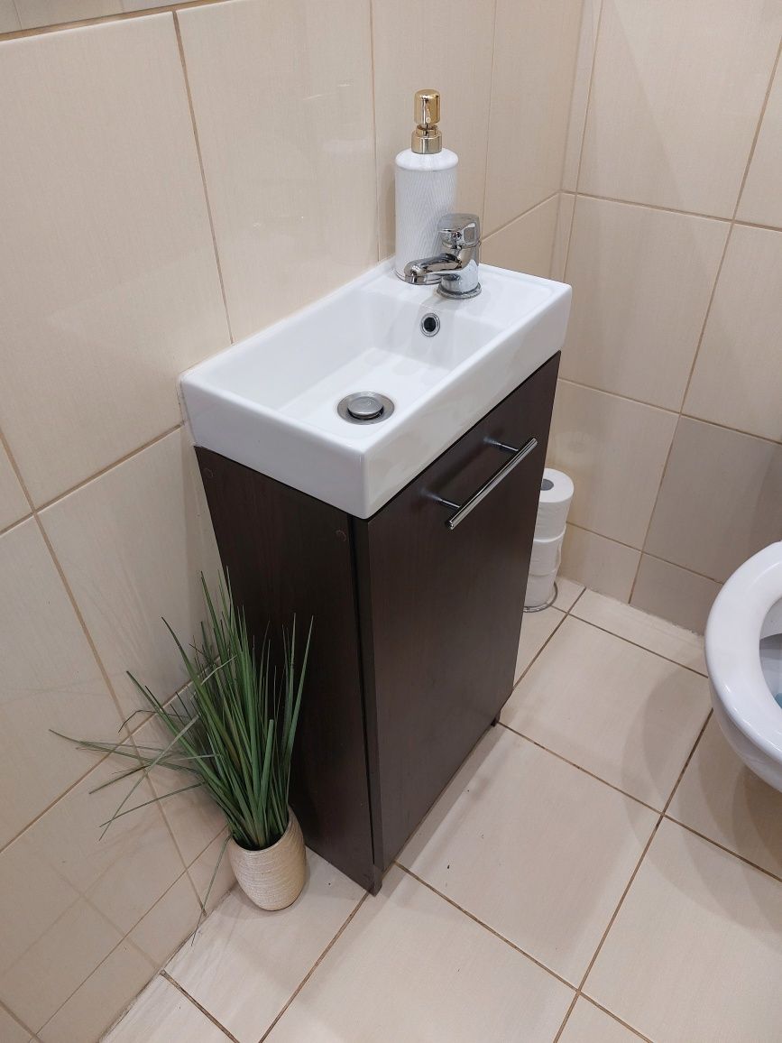 Szafka umywalka kran komplet do wc mała