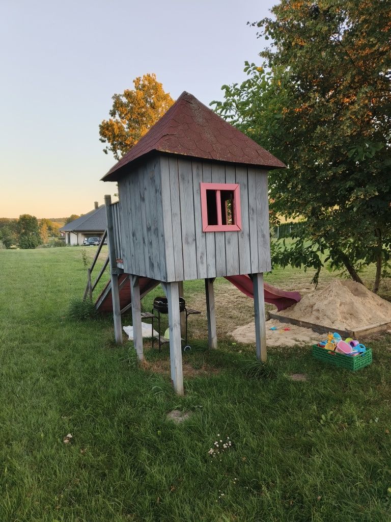 Domek dla dzieci ze zjeżdżalnia.