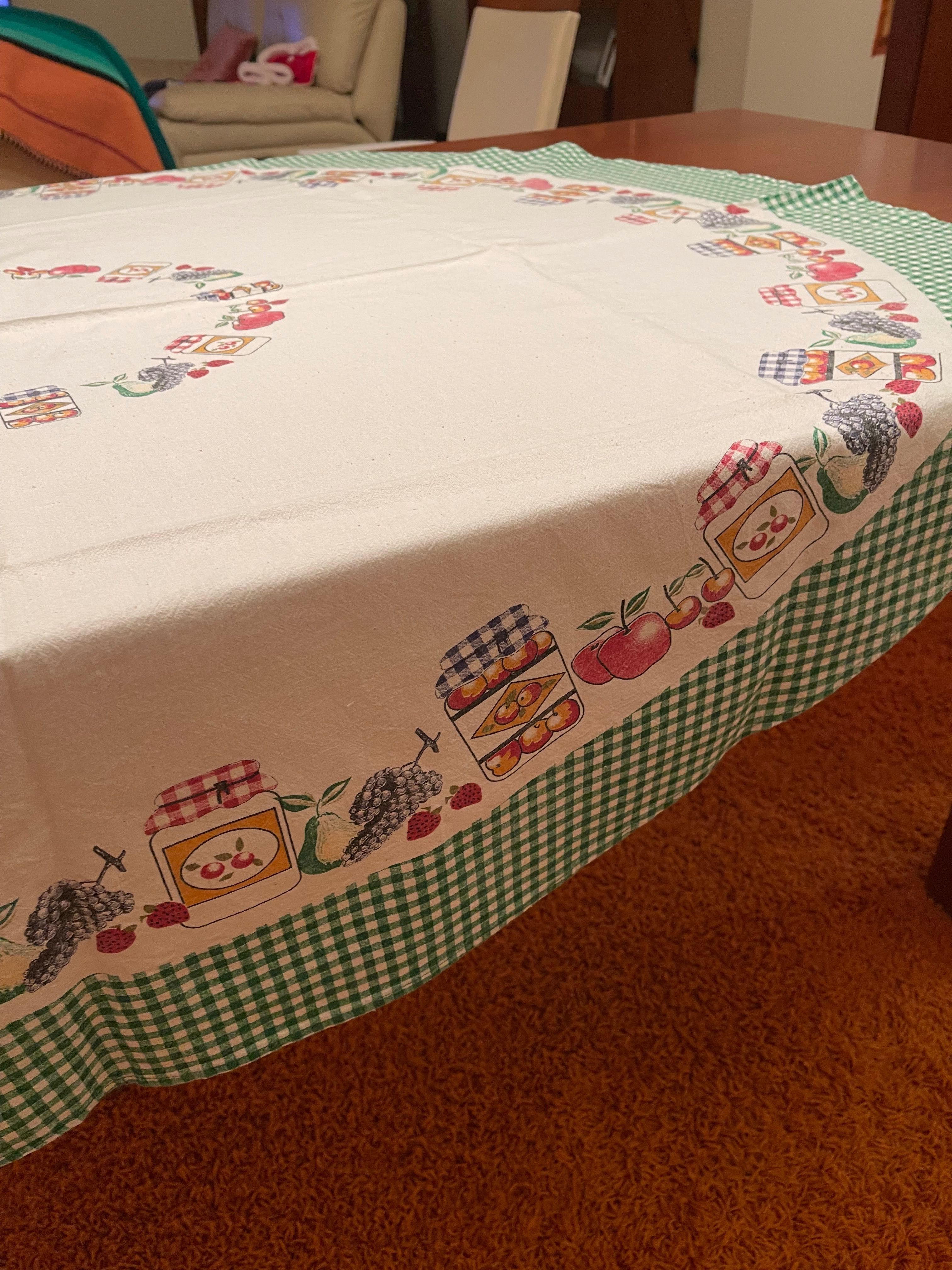 Toalha de mesa redonda creme e verde com motivos de cozinha