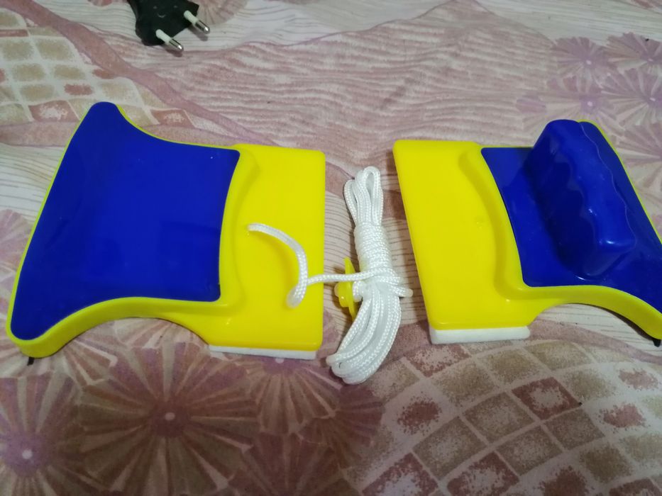 Двухсторонний прижим для мойки окон с одной стороны