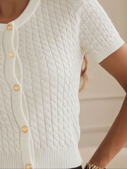 Стильні жіночі кардигани в білому та бордовому кольорах