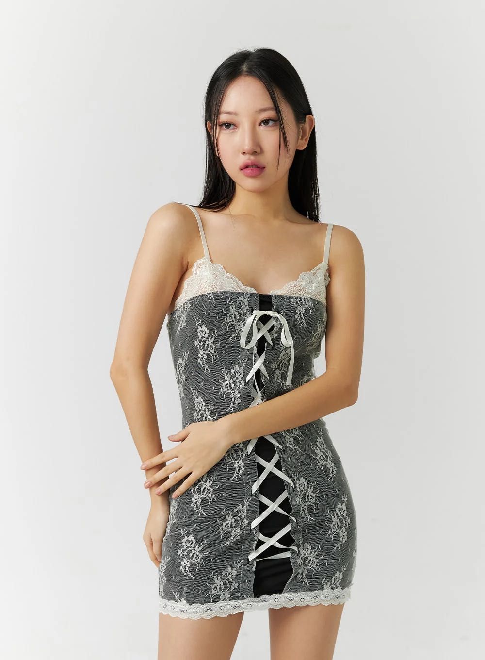 Міні-сукня з драпірованим мереживом