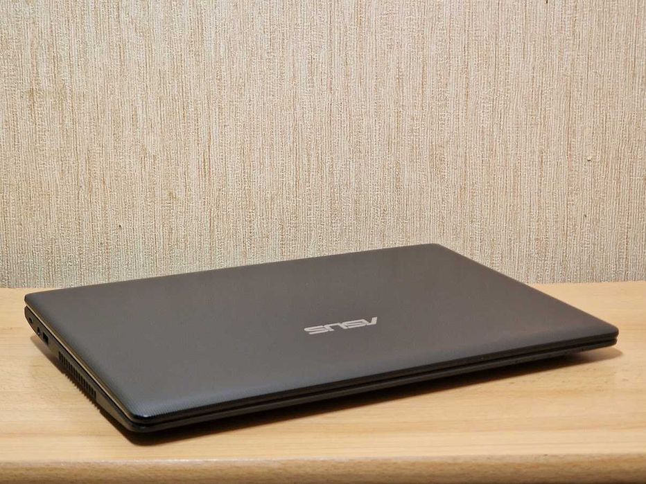 Ноутбук Asus Intel Celeron 1000M RAM 4Gb Батарея тримає 6 годин.