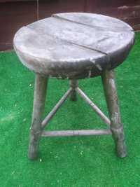 Stary stołek drewniany okrągły, taboret na 3 nogach, kwietnik, ryczka