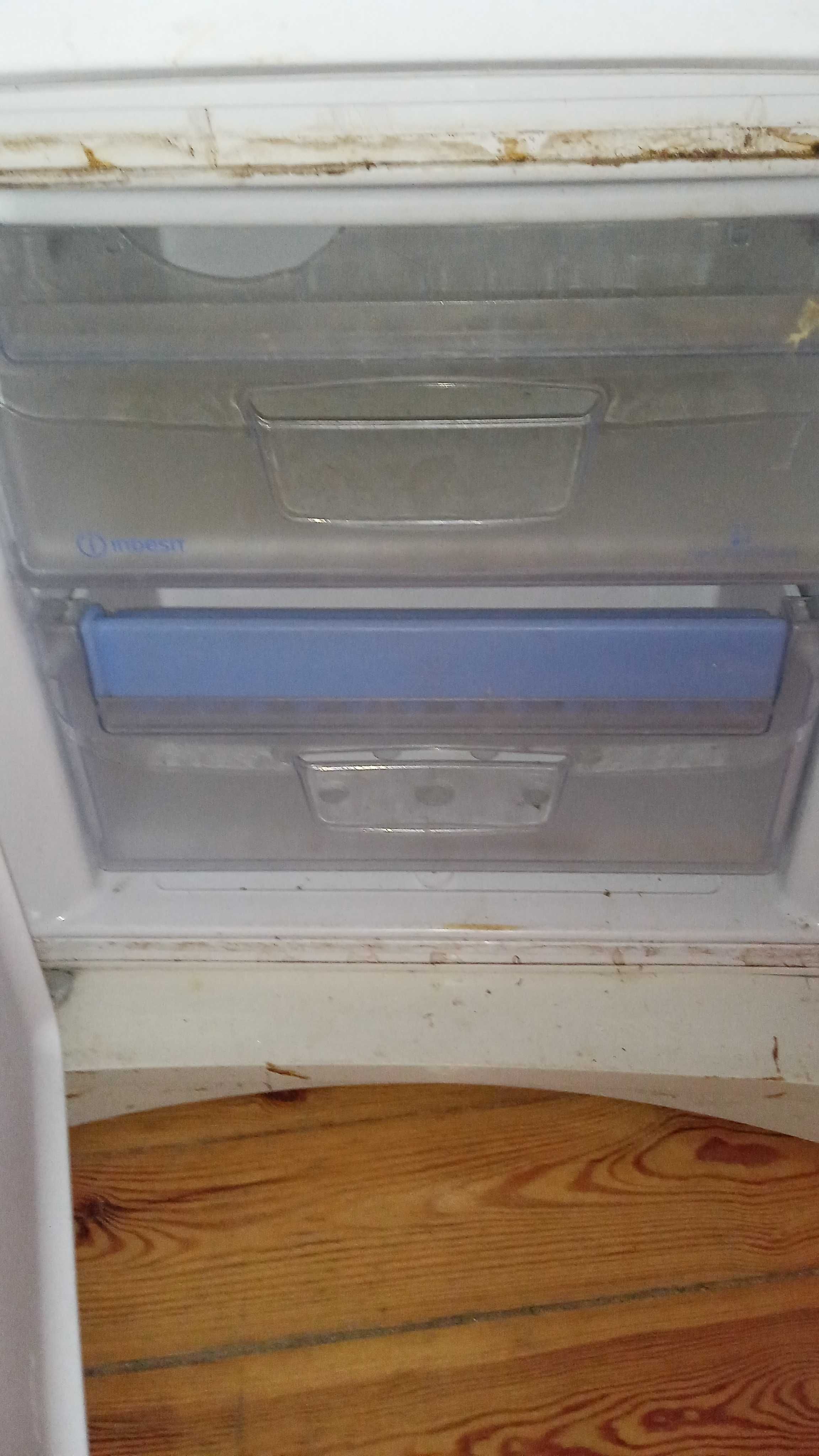 Lodówka    Indesit