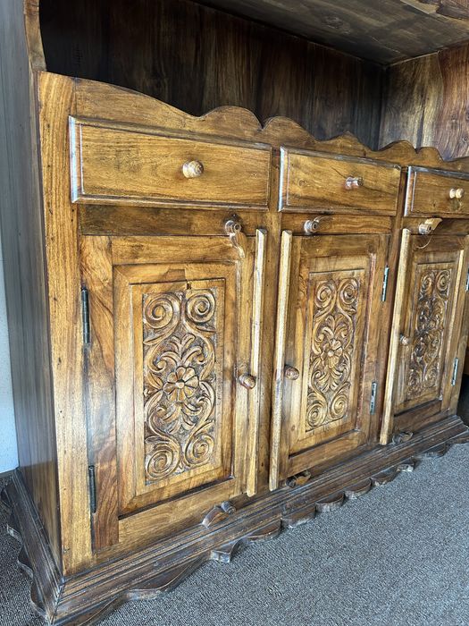 Stary zabytkowy kredens w stylu rustykalnym