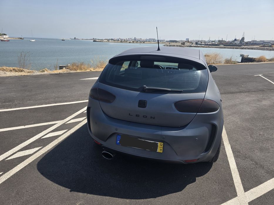 Seat Leon cinzento