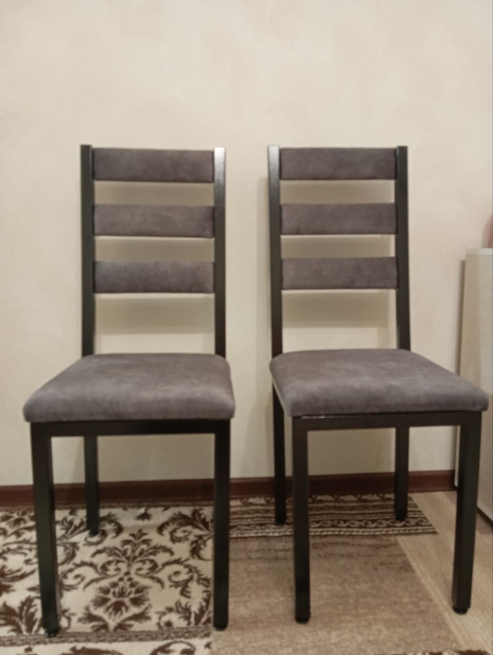Продам металеві стільці
