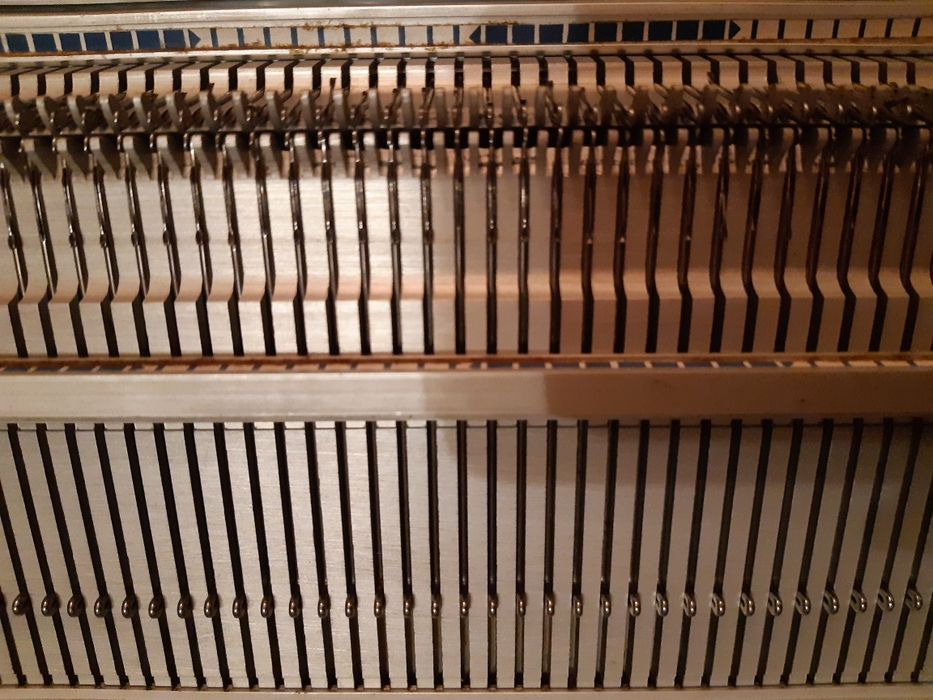 Игольница двухфонтурной вязальной машины Украинка-2 без кареток