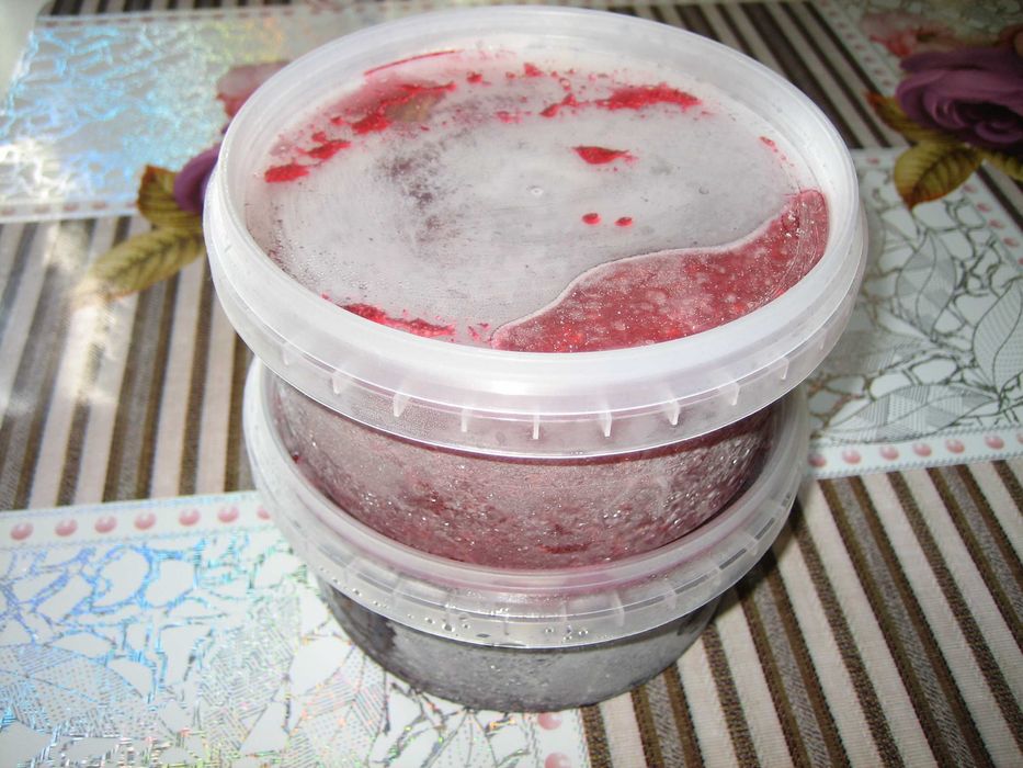 Малина. Перетерта з цукром. Малина перетертая с сахаром. Сырая малина.