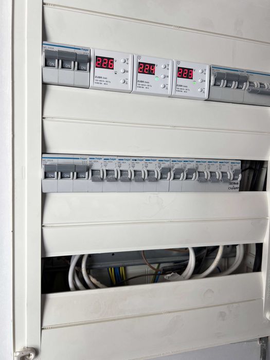 Продам сучасний будинок в мальовничому місці.