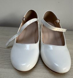 Białe buty lakierowane