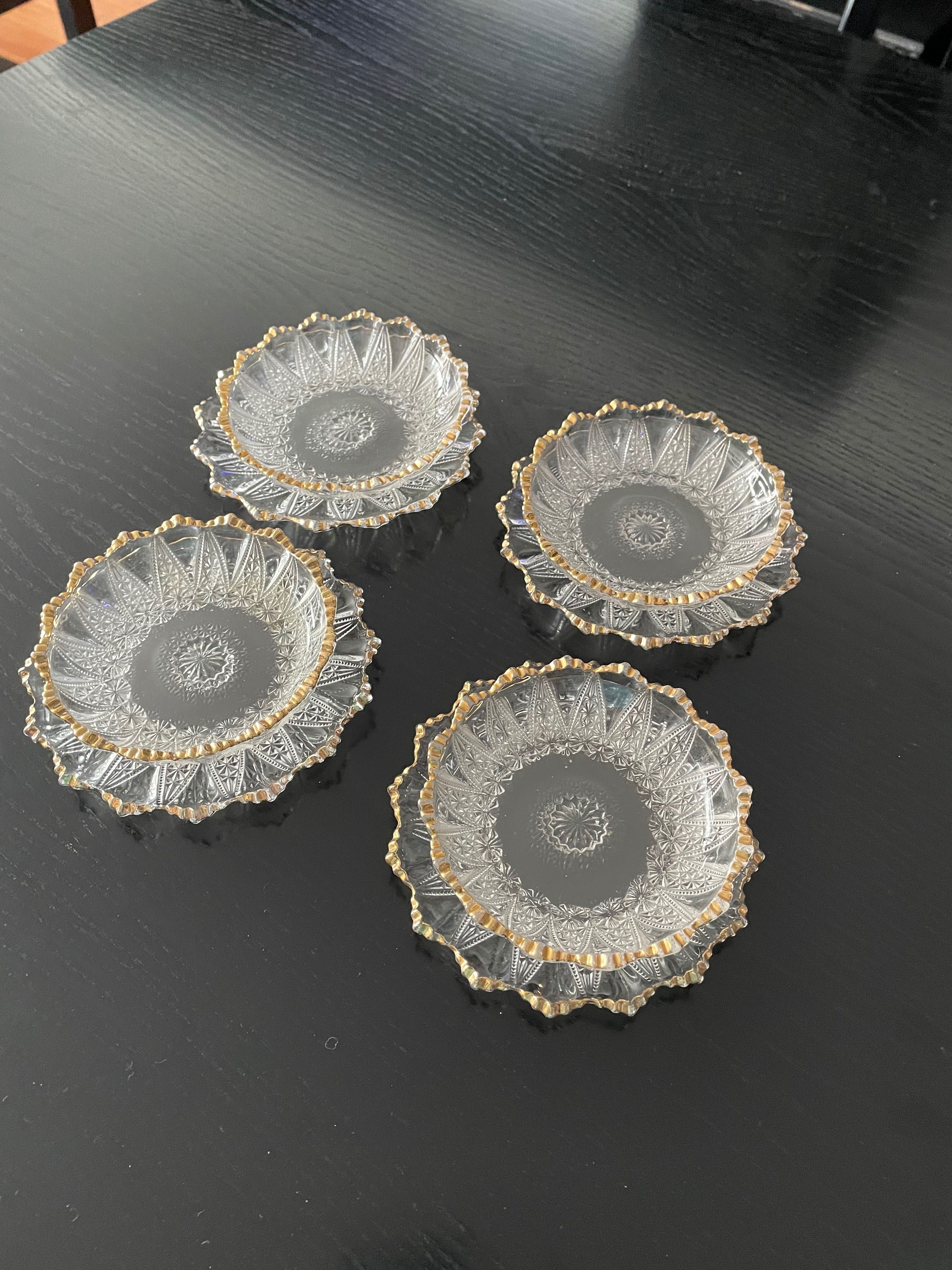 Taças de doce com pratos