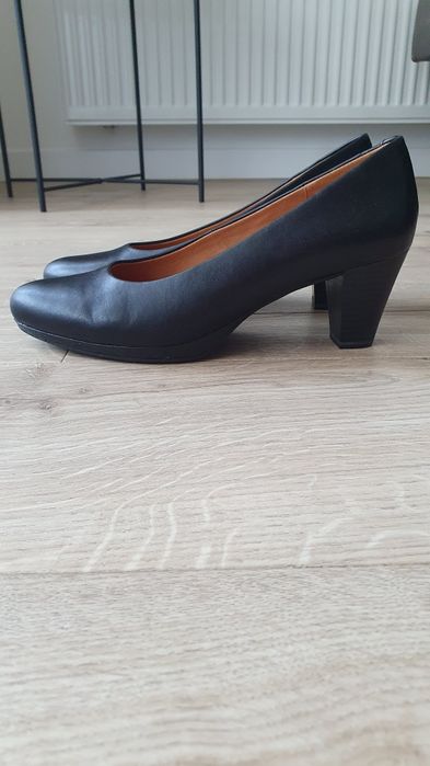 Czółenka skórzane czarne Caprice 38