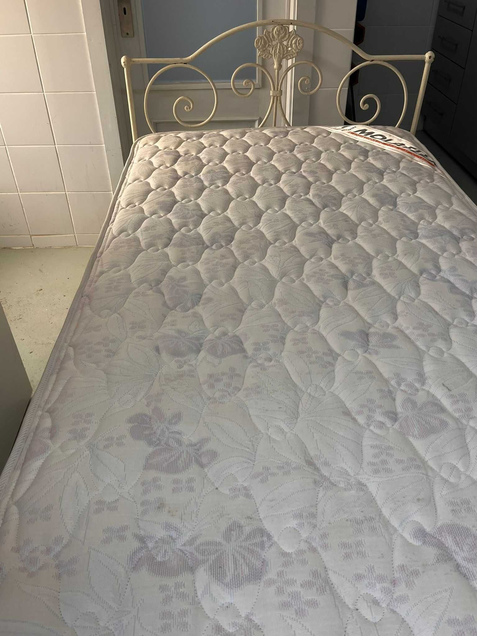 Cama de solteiro antiga de ferro