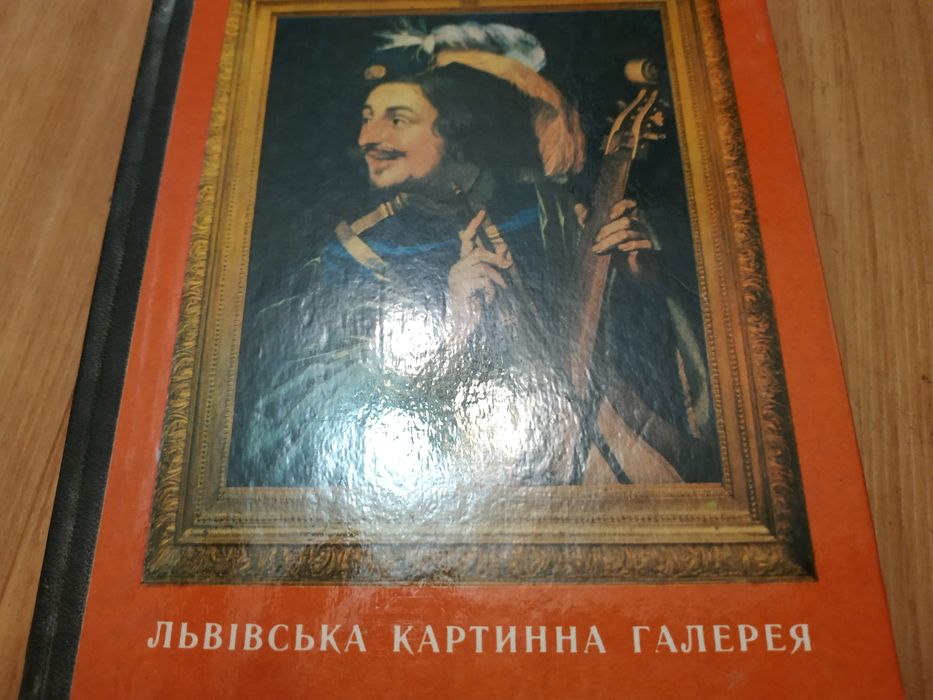 Наборы открыток разные и брошюры о художниках и музеях.